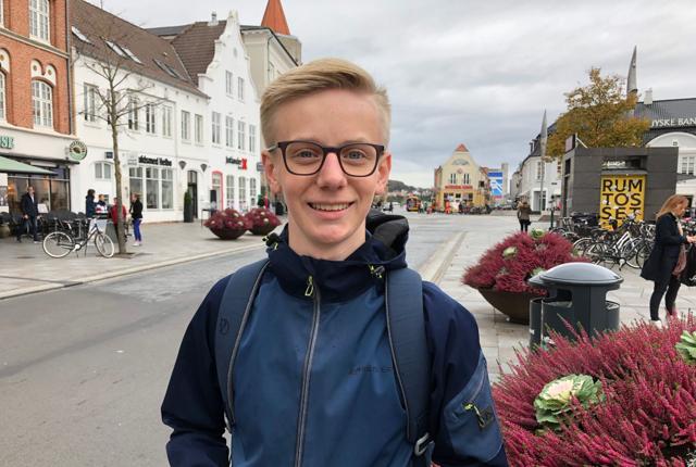 Jonas Jensen pendler hver dag fra Hjallerup for at komme i skole i Aalborg, hvor han går på HHX. Foto: Thomas Lee Christensen