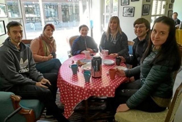 20 studerende fra Sprogskolen i Hjørring besøgte Café Venligbo. Prisvatfoto