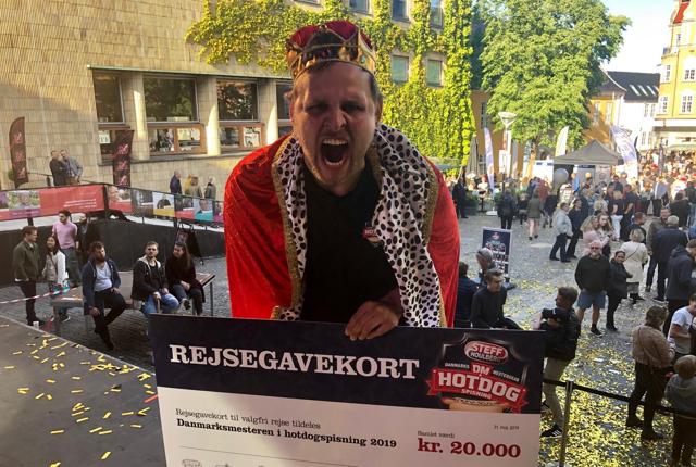 Tredje gang blev lykkens gang for vinderen af DM i Hotdogspisning 2019, Mikael Berg Larsen. Foto: Camilla Gammelgaard