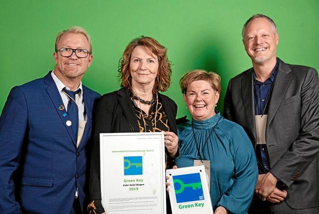 Fra venstre ses Mikal Holt Jensen – Green Key program manager, Rikke Gandrup – Direktør Color Hotel Skagen, Lisbeth Weltz – Oldfrue Color Hotel Skagen, Finn Bolding Thomsen – International Green Key Direktør.