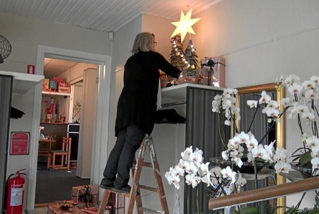 Lene Pedersen er indkaldt som julepyntekonsulent i Christiansmindepavillonen. Privatfoto: Susse Bendtsen