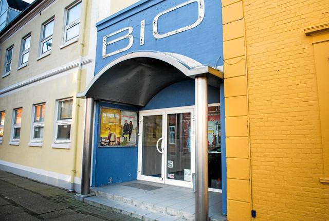 Den gamle Løgstør Bio i Jernbanegade er nu blevet solgt til anden side. Det udløser penge til, at også sal 2 i den nye Løgstør Bio inden længe kan blive udstyret med luksussæder. Privatfoto