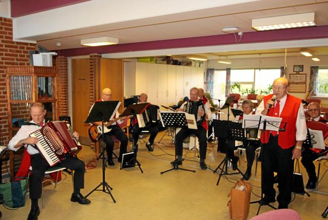 Volstrup Harmonikaklub skabte fest og god stemning, da orkestret besøgte Stengården i Hjallerup. Foto: Jørgen Ingvardsen