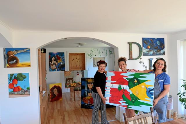 Dulce Santos (i midten) ses her hjemme i Vust sammen med sine to storesøstre – Dugleidy til venstre og Minnie til højre. De videreudvikler nu deres nyåbnede butik, 3D Kunst i Fjerritslev, som et kulturelt mødested. Arkivfoto: Ejgil Bodilsen
