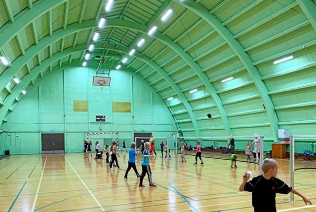 Hele 274 badmintonspillere har tilmeldt sig årets "Fjerritslev Open", og derfor er der naturligvis både travlhed og glæde hos den arrangererede forening, Fjerritslev Badmintonklub. Her er det billeder fra tidligere år, hvor der kæmpes i træningshallen.