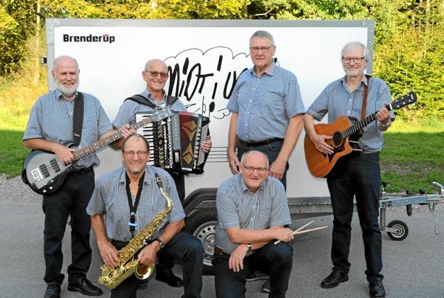 Det populære band “Midt i Ugen” underholder på søndag med sang og musik til Søndags Matiné på Lynggården. Foto: PR-foto