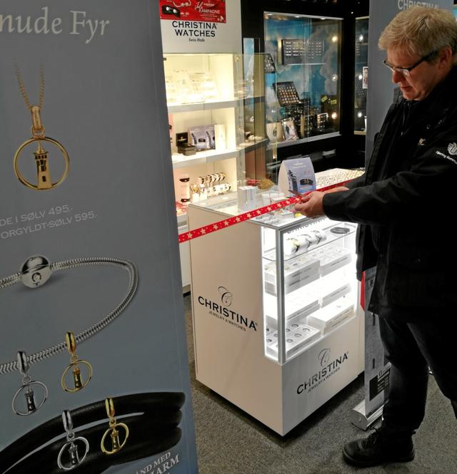 Rubjerg Knude Fyr blev lørdag lanceret som smykke hos Møller Guld, Sølv og Ure i Metropol ShoppingCenter. Smykket kan kun købes i den butik og der er et begrænset antal sat til salg. Privatfoto
