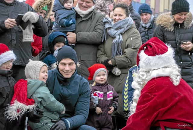 I 2018 blev Julemanden modtaget af glade børn i julehumør på kajen. I år kommer han også sejlende til Skagen søndag 1. december. Foto: Gert Valgren