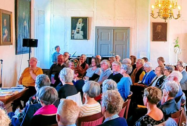 Riddersalen genlød af de kendte og skattede højskolesange, da Frode Muldkjær besøgte Sæbygaard. Foto: Privat