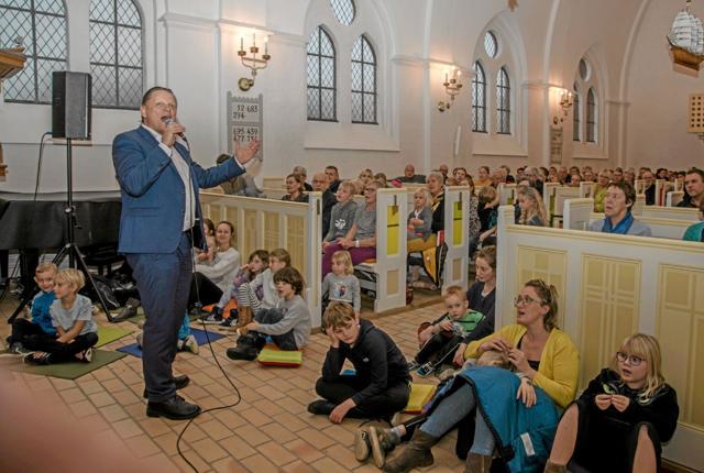 Publikum var med Sigurd lige fra starten af showet i Løgstør Kirke. Foto: Mogens Lynge
