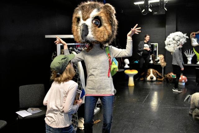 I en af teatrets prøvesale kan du prøve kostumer, parykker og hatte. Foto: Lars Horn