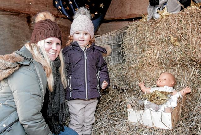 Elvira på 3 år sammen med mor Nadia i krybben på Ålbæk julemarked. Foto: Peter Jørgensen