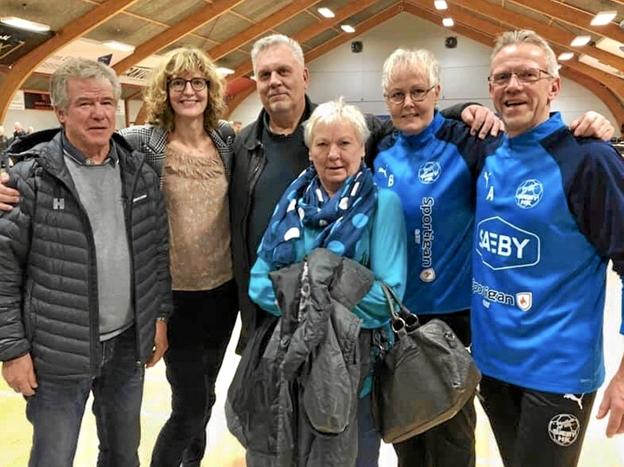 Stjernestøv bliver aldrig for gammelt. Preben Leth, Lise-Lotte Lauridsen, Kenneth Madsen, Bente Thomsen, Conni Nepper og Morten Arvidsson var tilbage i Syvsten Hallen. Foto: Privatfoto
