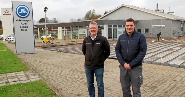 Far og søn – John ogAnders Andersen – glæder sig over den kommende Peugeot-forhandling som supplement til salget af nye Citroën-biler og ser frem til en gennemgribende fornyelse af de 19 år gamle faciliteter i Østergade 55A, herunder en 700 kvm stortilbygning, der skal?stå klar 1. april.Foto: Ejgil Bodilsen