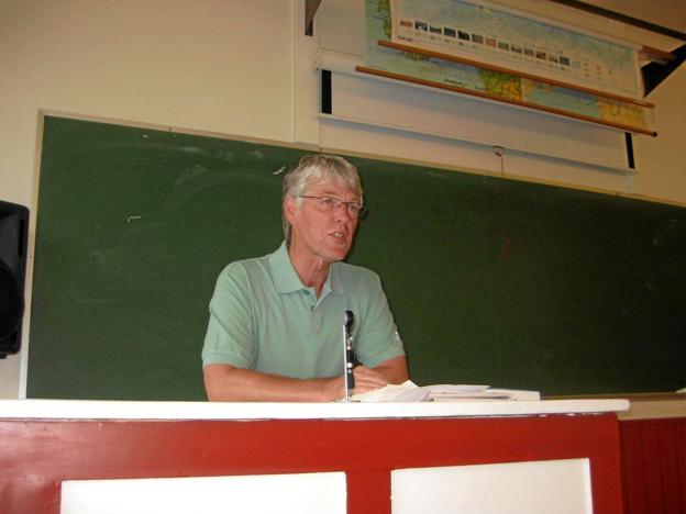 Kurt V. Andersen taler om ”Folkeoplysning i Norden” på baggrund af mangeårigt organisationsarbejde i den nordiske højskolebevægelse. Arkivfoto