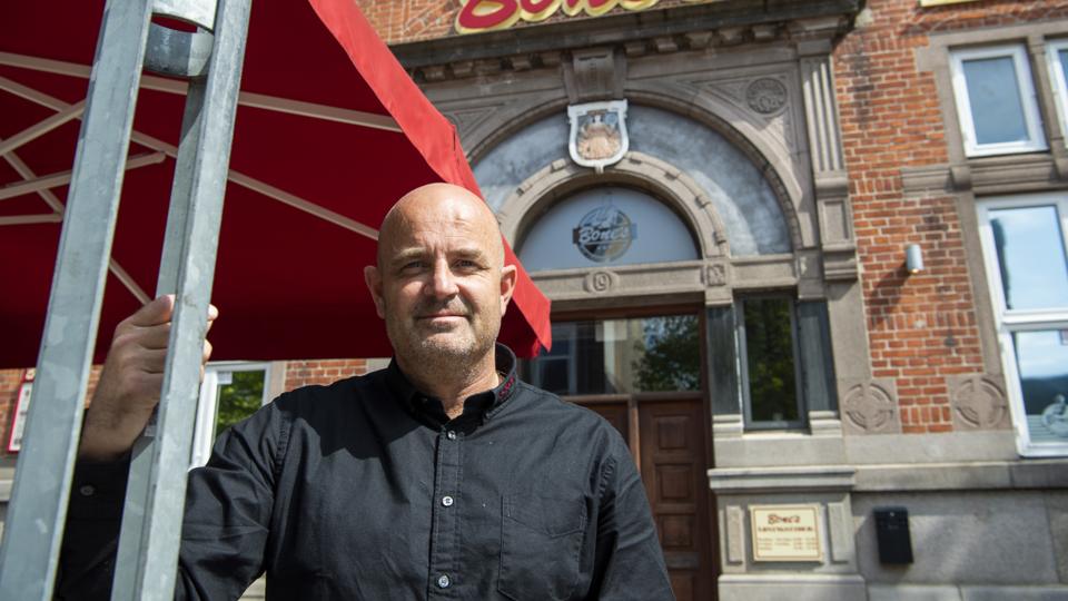 Hos Bones i Hjørring åbner man ofte tidligere end normalt i uge 30 fordi kunderne allerede står klar ved døren kl. 10.30 og vil have noget at spise. Det er indehaver Ole Søndergård selvsagt aldeles tilfreds med. <i>Arkivfoto: Kim Dahl Hansen</i>