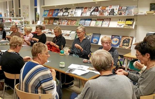 I strikkeklubben i Hadsund mødes en snes kvinder på biblioteket hver anden mandag for at slå masker op.  Privatfoto