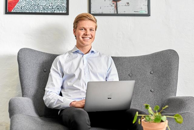 Kun 22-årige Niklas Bruun står bag virksomheden NB Digital. Privatfoto