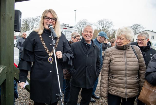Borgmester Birgit S. Hansen og Peter E. Nielsen havde en fest, da de sammen åbnede julemarkedet i Ålbæk.