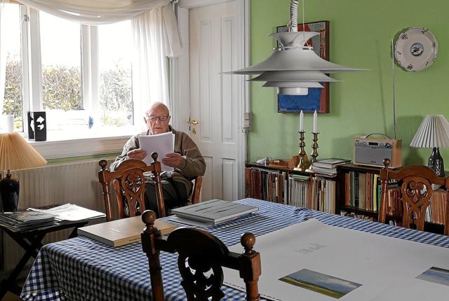 Knud Sørensen læser i sin stue i Nykøbing Mors. Hver dag går han ture, bl.a. forbi Østerstrand. Privatfoto