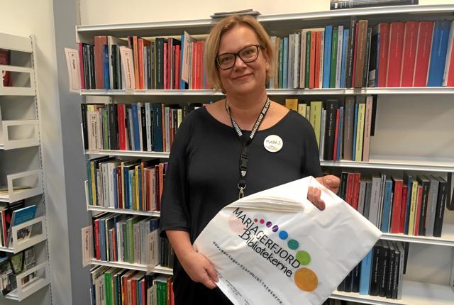 Mette Secher Hede med en af de gratis plastikposer, som nu snart bliver fortid på Mariagerfjord Bibliotekerne. Privatfoto
