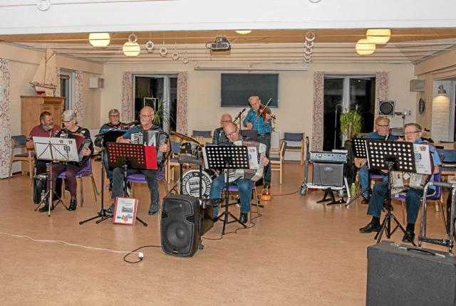 Løgstør Harmonikaklub spillede op til fællessang på Røde Kors Hjemmet i Løgstør. Foto: Mogens Lynge