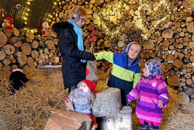 Børnene er vilde med at besøge den store Nissegrotte, hvor der er små gratis slikposer i julesækken. Foto: Niels Helver