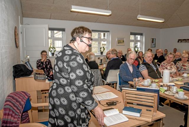 Dorte Elkær-Gregersen i gang med sit foredrag om ”Halkærkonen” som var kendt for sine særlige evner. Foto: Mogens Lynge