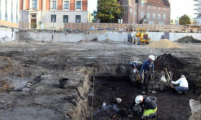 Medarbejderne på museet har fået lov at følge med på sidelinjen i byggeprocessen på Budolfi Plads. Foto: Aalborg Historiske Museum