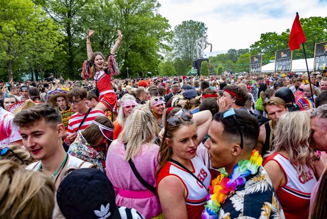 Mennesker alle steder! Med en fantastisk stemning og tørvejr, satte karnevalet endnu engang rekord. Foto: Lasse Sand