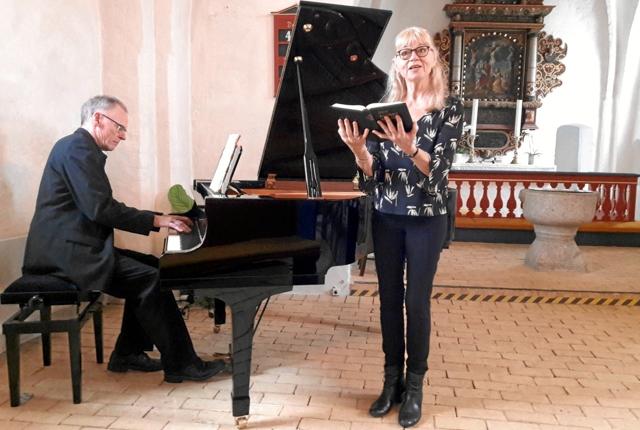 Troels og Lene Kold medvirker i ”Okring et flygel” denne gang i Als Kirke. Foto: John Bastrup.