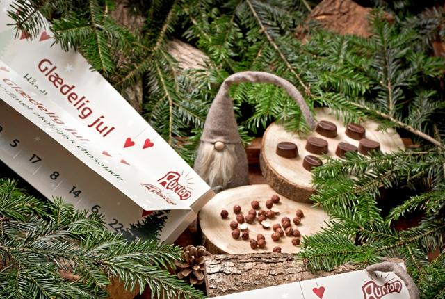 Virksomheden har siden begyndelsen fremstillet økologisk håndlavet chokolade. I år er der også en vegansk julekalender på markedet.