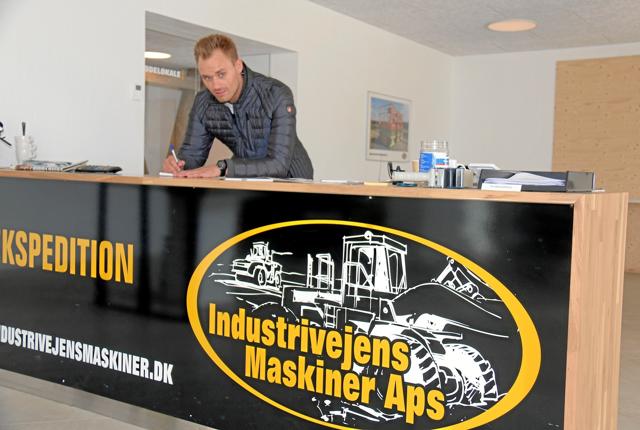 Lasse Holsko i hovedkvarteret i Nørresundby. Nu udvider han Industrivejens Maskiner med en afdeling i Hedensted, som hurtigt kan levere maskiner i hele det midt- og sønderjyske område. Privatfoto