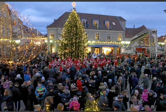 Traditionen med tænding af lysene på det store juletræ på Sæby Torv er er hvert år et tilløbsstykke med masser af trængsel og alarm. Privatfoto.