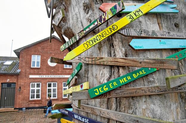 Det gamle træ døde af elmesyge og blev siden dekoreret som livets træ, Yggdrasil. Men i foråret var det slut. Træet blev for hult og måtte fjernes nu plantes der er nyt. Arkivfoto: Kim Dahl Hansen
