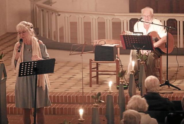 Marianne Harboe og Hans Dal gæstede Hals Kirke med en stemningsfuld vekselvirkning mellem salmer og fortælling. Foto: Allan Mortensen