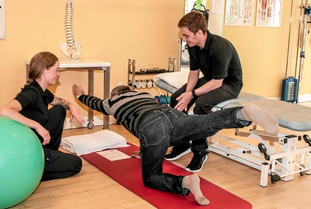 Emma Palmhøj og Jonas Althoff Bengaard der begge er Fysioterapeuter, fortæller Bent Madsen om hvordan man styrker sin ryg. Foto: Peter Jørgensen