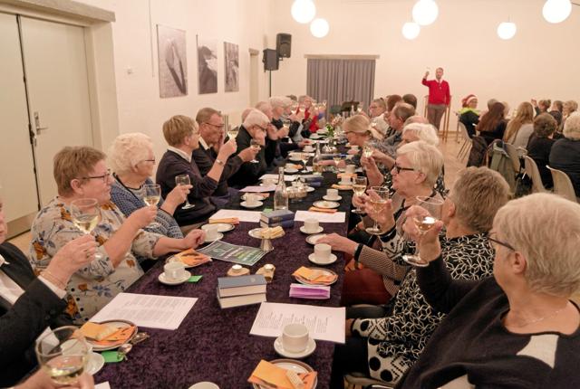 Tversted Aftenhøjskole kunne forleden fejre 70 års jubilæum. Det blev fejret med vin, kransekage og foredrag. Foto: Niels Helver