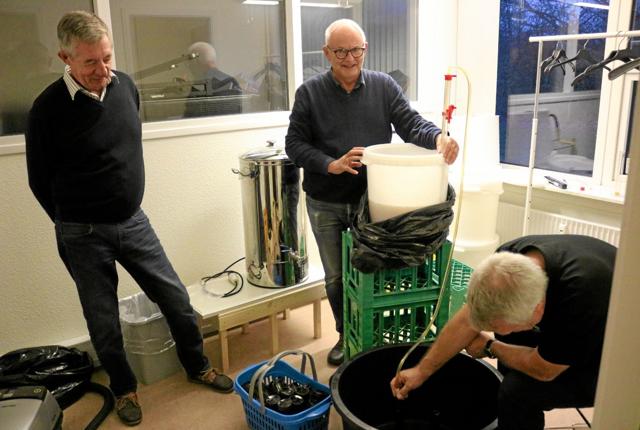 Mads Sønderkær overvåger Lars Villadsen og Tommy Nielsen, der er knocentret om at tapper øllet på flaske. Foto: Tommy Thomsen