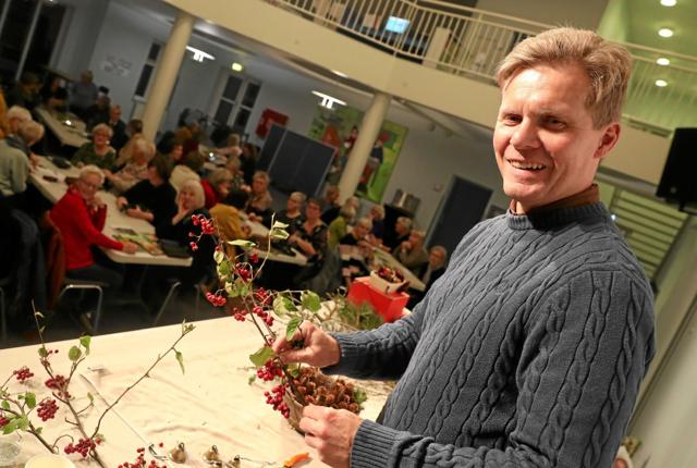 Blomsterdekoratør Jeppe Urban gæstede aulaen på Hals Skole. Foto: Allan Mortensen