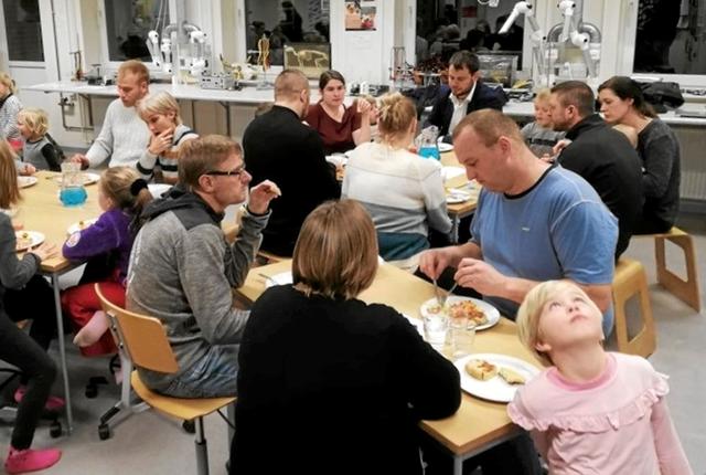 En 40 - 50 børn og forældre deltog i fællesspisningen på Vilsted Friskole. Foto: Mogens Lynge