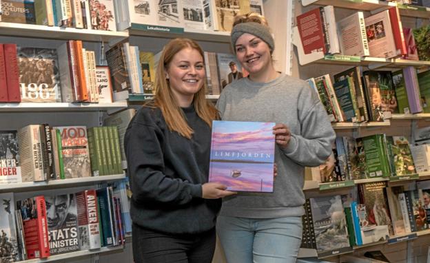 Her ses Sofie og Winnie hos Kontur med et eksemplar af den nye bog ”Limfjorden”, som udkommer torsdag den 14/11. Foto: Mogens Lynge