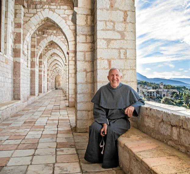 Den danske munk Broder Theodor fra franciskanerordenen i Assisi i Italien besøger Tømmerby Præstegård for at fortælle om sit liv, før han blev munk, om munketjenesten i Roskilde, besøg i Centralamerika og det nuværende arbejde som guide i Assisi. Privatfoto