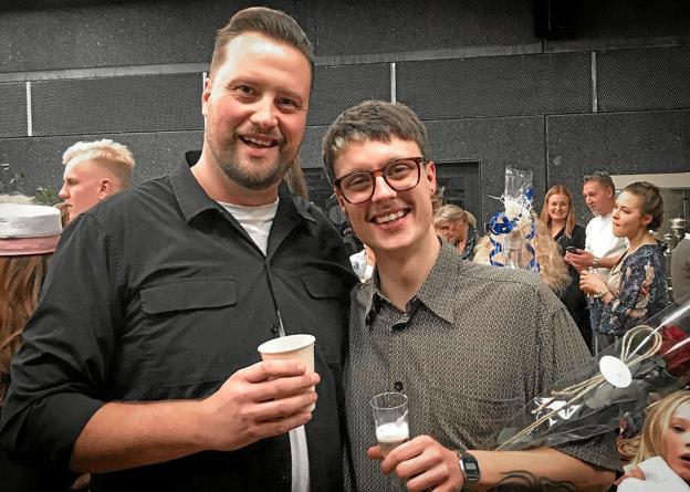 Frisørelev Fredrik Sørensen, til højre, sammen med den ene af de to stolte Zoom by Zoom-chefer, Kristian Mørch Bertelsen. Privatfoto