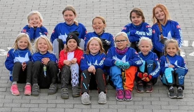 BMX sporten er i det grad også for piger, fastslå bestyrelsen for Dragon BMX Hadsund, der holder til på Skovmarkbanen ved Aalborgvej. Foto: privat.