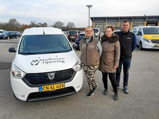 Madkassen er godt kørende i en ny Dacia Dokker. På billedet ses formand i Madkassen, Malene skov Riisager Mortensen, næstformand Joan Simonsen og Lars Godskesen fra Ejner Hessel Hjørring. Privatfoto