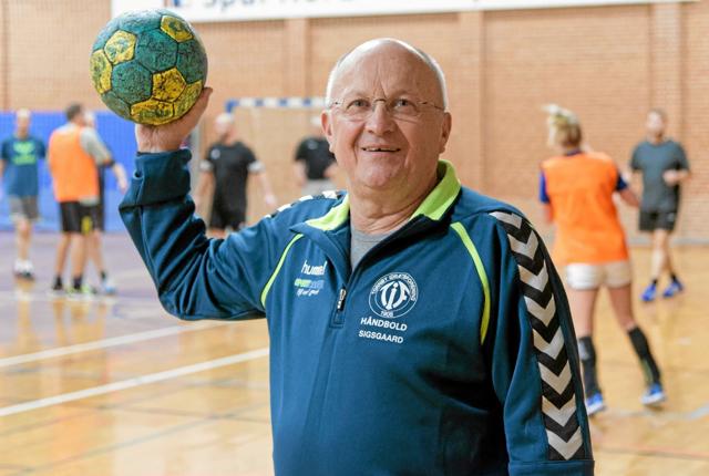 Selvom Henning Sigsgaard fylder 75 år på søndag den 10. november, er han fortsat aktiv som turneringsleder for Tornby Cup’en. Foto: Niels Helver