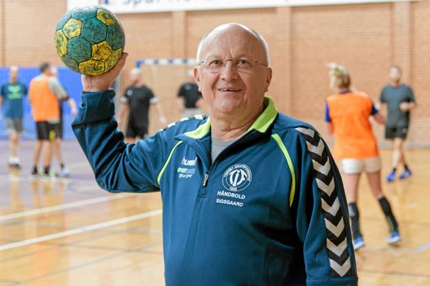 Selvom Henning Sigsgaard fylder 75 år på søndag den 10. november, er han fortsat aktiv som turneringsleder for Tornby Cup’en. Foto: Niels Helver