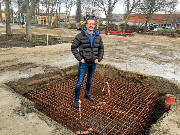 Handelschef i Frederik Dan Kobberup viser det sted i Rådhusparken, hvor juletræet skal stå fra 29. november. Foto: Marianne Isen.