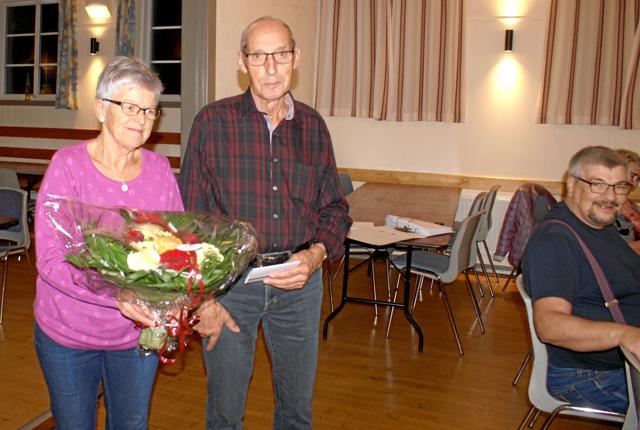Erik Jørgensen og hans kone, Nora, blev hædret ved generalforsamlingen i Gøttrup Kultur & Forsamlingshus for deres store indsats gennem 40 år. Foto: Charles Lolholm